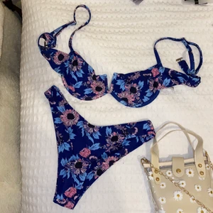 Bikini - Blå blommig bikini i storlek S. Högmidjade byxor. Tror den kommer från zaful! Helt oanvänd 