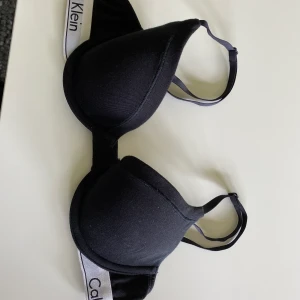 Calvin Klein bygelbh 75a - Svart bh från Calvin Klein i nyskick. Aldrig använd då jag fått den i present. Köpare står för frakt.