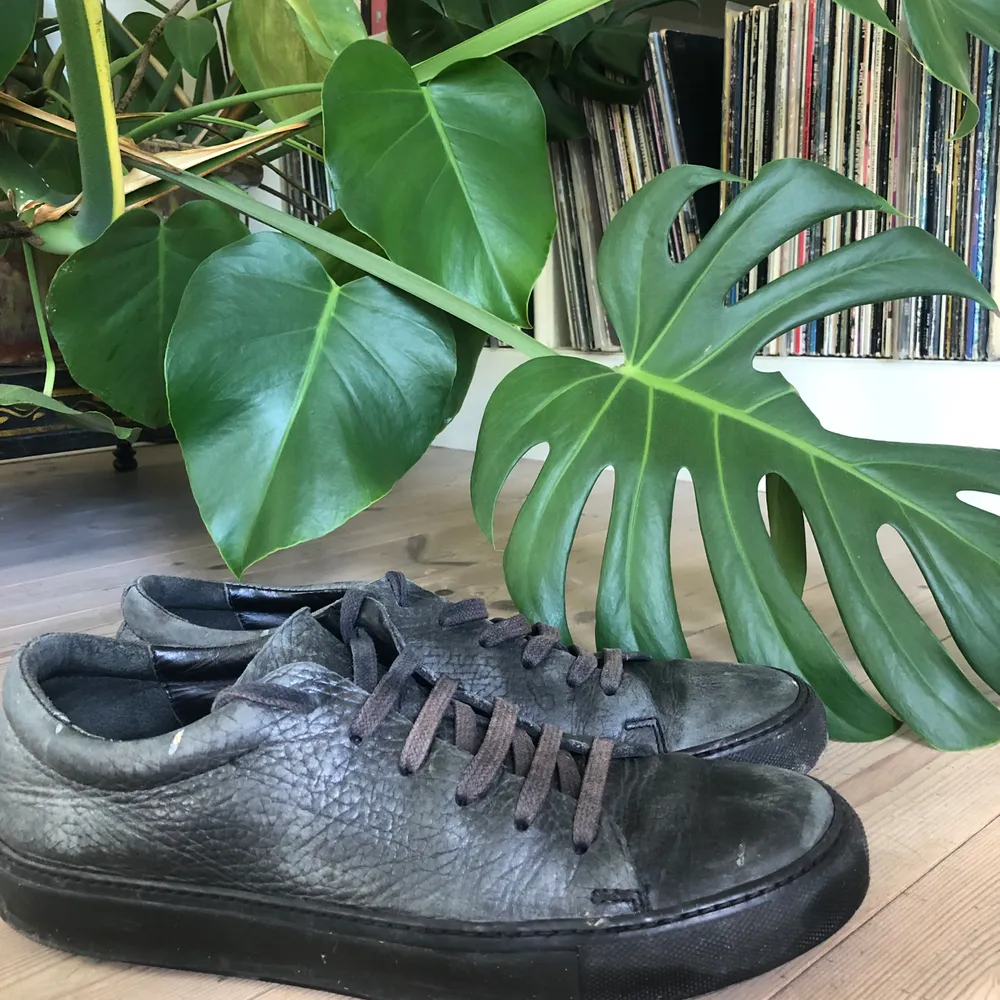 Ett par svarta skor från acne. Bra condition, behöver bara lite skoputs så är dom som nya! Kan postas eller mötas. Skor.