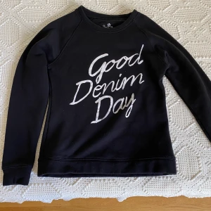 Svart sweatshirt  - Svart sweatshirt i strl XS. Helt oanvänd och säljs då jag inte kommer ha någon användning för den i framtiden heller. Pris 100kr + frakt💞