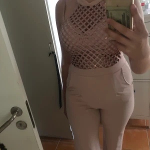 Byxdress - En fin byxdress som är använd 1 gång, väldigt fin men finns några små trådar som sticker ut på insidan men inget som syns eller så. Köpt för 2 år sedan, kommer inte ihåg vart ifrån, säljs pga lite användning och för kort. Den sitter okej på mig, jag är upp mot 180 och den funkar i längd men inte riktigt. Sitter okej i passform, jag har C/D kupa o den funkar, väldigt stretchig 