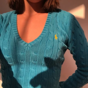 Stickad Polo tröja  - Vintage stickad tröja. Äkta polo. Säljer endast vid bra bud. Frakt tillkommer. Bra skick. Passar mellan xs-m beroende på vilken passform man vill ha