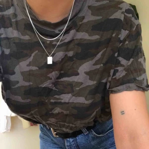  - Camo-tisha köpt på carlings, galet snygg o casual. Har klippt av o sytt upp ärmarna lite, syns på bilderna. 