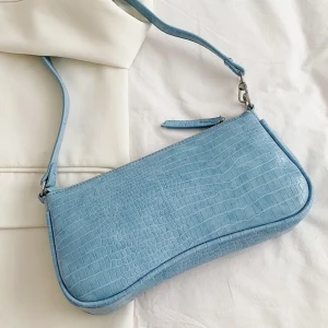 Baugette bag ljusblå - Superfin och helt oanvänd!🌸 Hör av dig vid intresse. Pris 170kr exkl frakt (vid flera intresserade=högst bud)💗