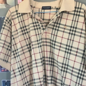 Burberry tröja - Burberry tröja köpt secondhand för 500kr vet ej om den är äkta men väldig bra kvalitet, säljer då den inte används. Storlek L. Högsta budet 300 just nu, budgivningen avslutas idag vid 20 💕