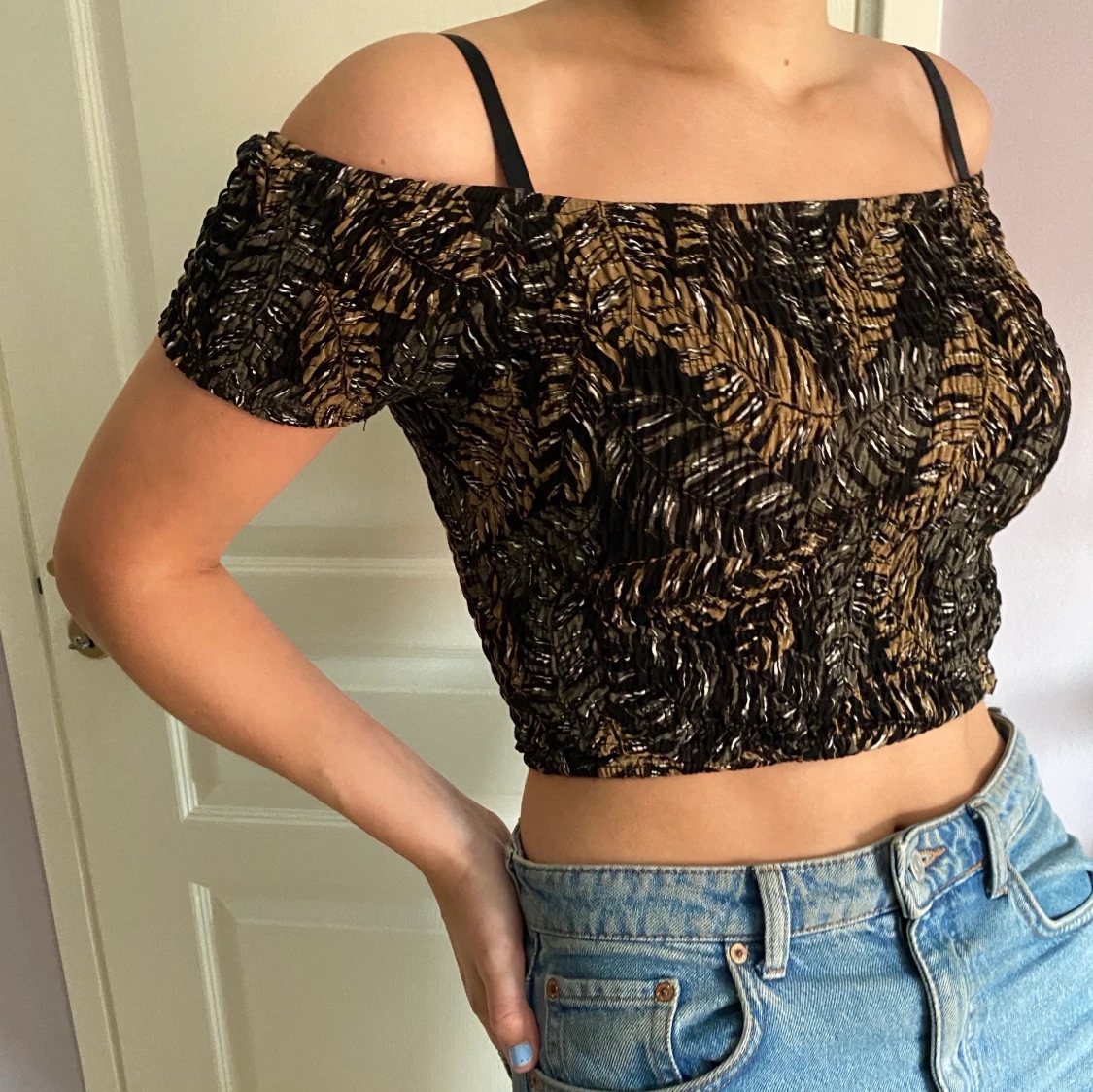 Svart off-shoulder tröja med mönster - 90