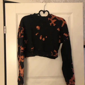 Cropad sweatshirt  - Svart cropad sweatshirt från asos (litet hål på axeln vid sömmen) , 50kr inkl frakt 