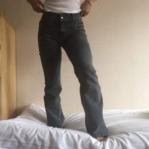 Ett par riktigt snygga gråa jeans i straight modell. Köpt second-hand med märket ”N-jeans”. Inga defekter. Jag är 165cm lång och bär oftast 25 i midjemått. 
