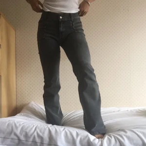  gråa jeans - Ett par riktigt snygga gråa jeans i straight modell. Köpt second-hand med märket ”N-jeans”. Inga defekter. Jag är 165cm lång och bär oftast 25 i midjemått. 