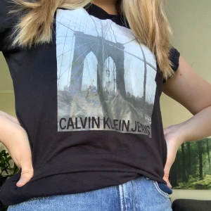 Calvin Klein tshirt - Tshirt från Calvin Klein som inte längre kommer till användning! Köpt i USA för 250kr!