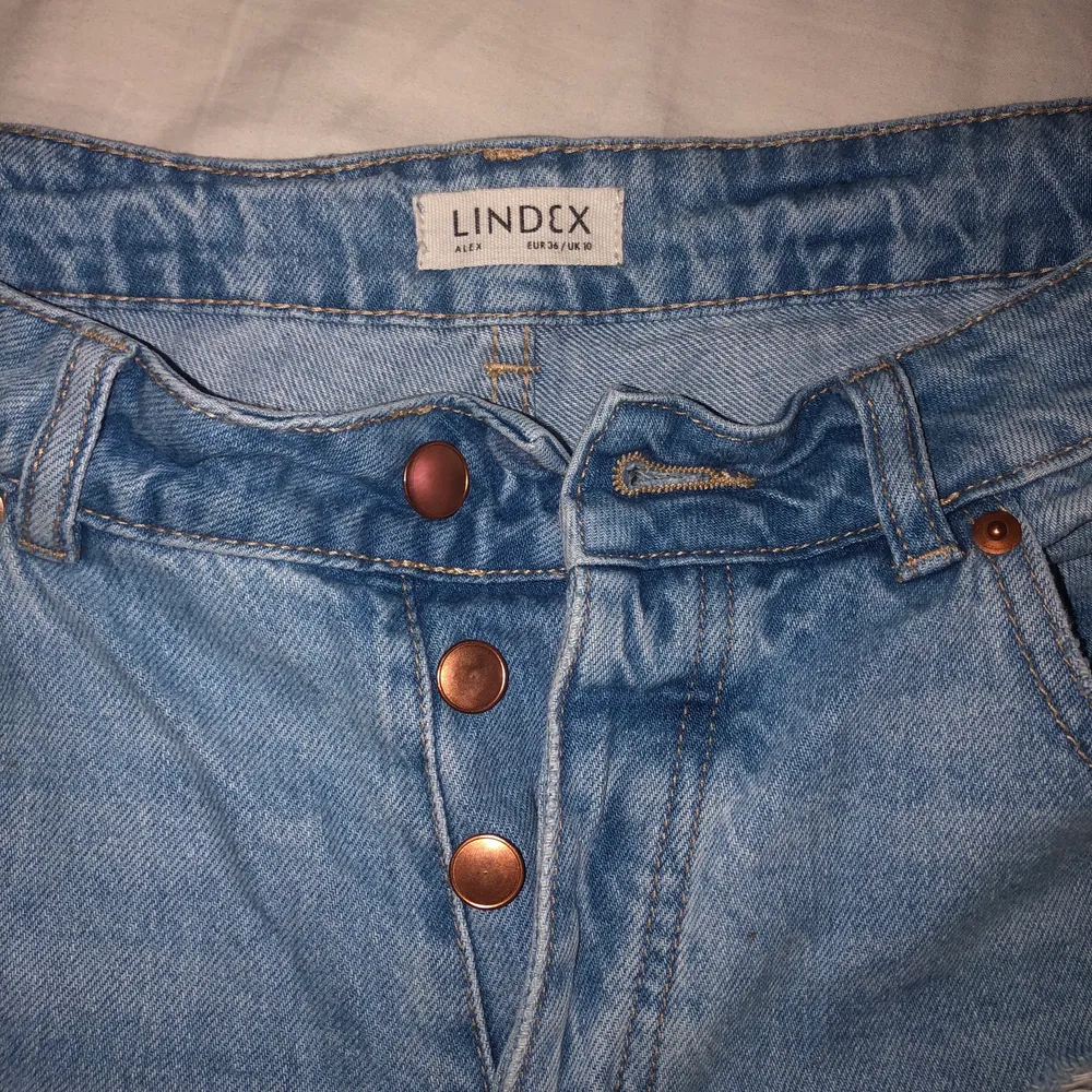 Säljer ett par av mina favoritjeans på grund av att dom blivit för små. Har annars väldigt bra passform och varsamt använda. Frakten INGÅR i priset😊. Jeans & Byxor.