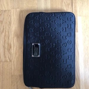 Marc by marc jacobs datorfodral  - Säljer min dator fordral från marc by marc jacobs inköpt 2015. Den passat till 11 tum datorer. Nypris 899:-. Priset kan eventuellt diskuteras vid en snabb affär