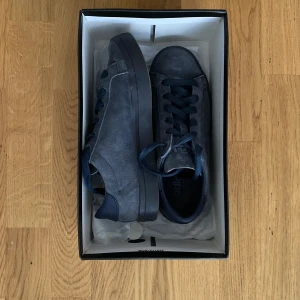 Adidas - Marinblå Adidas i sammet. Aldrig använda!