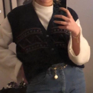 VINTAGE VEST - En vintage vest i stickat material. Jättemysig och bra kavlitet. Köpt för 210kr på vintage butik. 