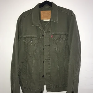 Levis jeansjacka  - Säljer en så kallad trucker jacket från Levis i färgen olive. Har använt jackan max tio gånger och är därför i mycket bra skick. Säljer detta plagget det tyvärr är förlitet för mig. 