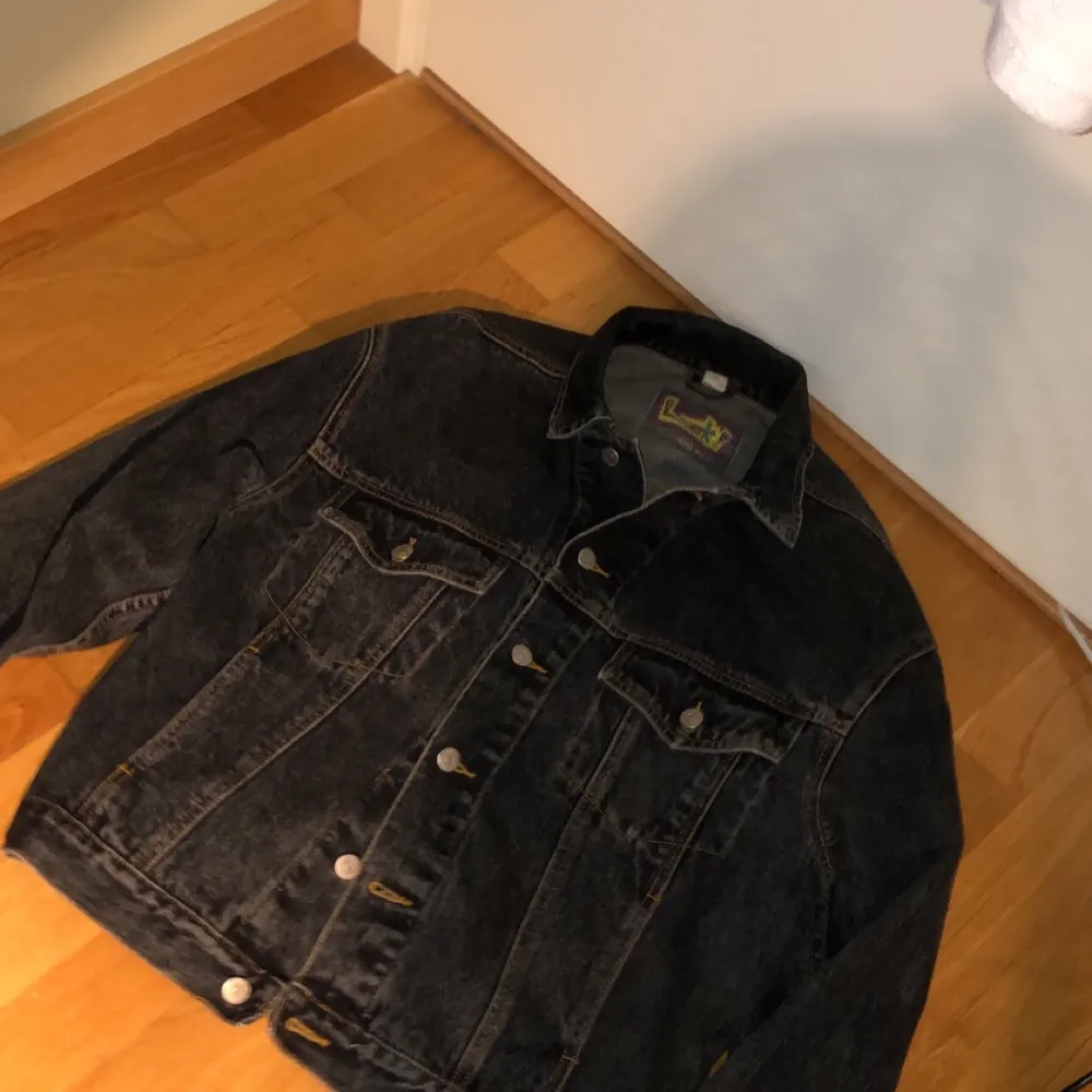 Vintage jeansjacka med guinness design på ryggen, designen är i ett handduksliknande material. Jackan är i 9/10 skick, inga fel.. Jackor.