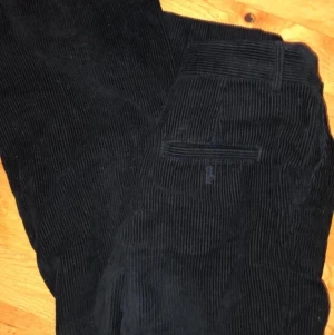 manchester byxor  - ett par manchester byxor från monki 