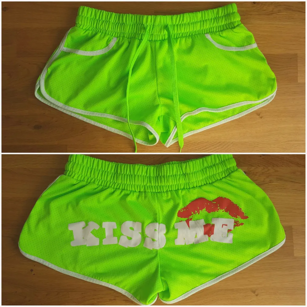Supersnygga KISS ME 💋 Limegröna shorts, köpta på TAXI i Köpenhamn. Storlek M, men jag skulle säga att de är mer i S.. Shorts.
