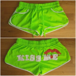 KISS ME 💋 limegröna shorts - Supersnygga KISS ME 💋 Limegröna shorts, köpta på TAXI i Köpenhamn. Storlek M, men jag skulle säga att de är mer i S.