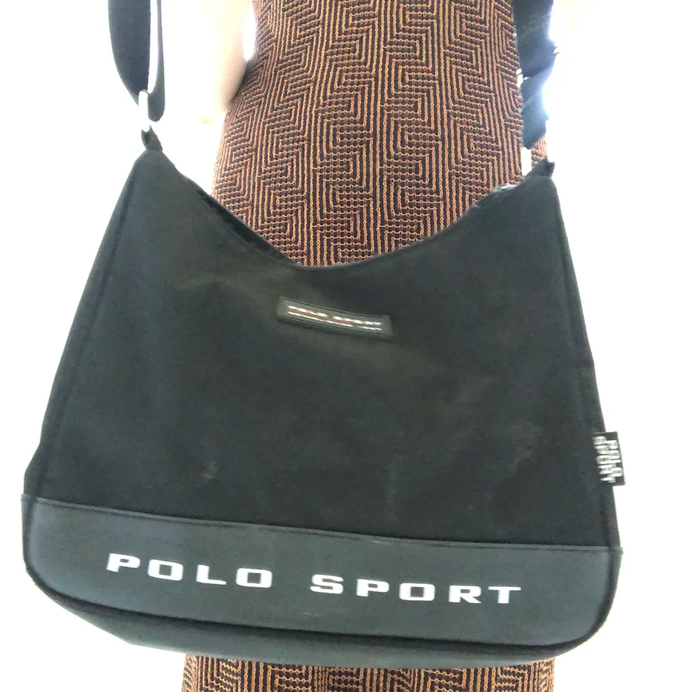 Asball Polo Ralph Lauren väska köpt second hand💗 Har justerbart band och är verkligen superfin💕 Kontakta mig för fler bilder eller för mer information :). Väskor.