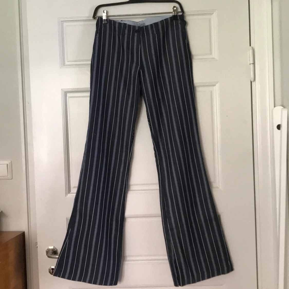 Randiga bootcut byxor 