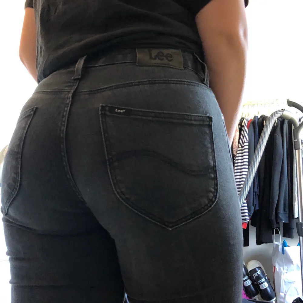 Mörkgråa/svarta jeans från lee, har ärvt dom så vet ej om dom är urtvättade elelr gråa från början, de är i ganska bra skick inga hål och lågmidjade, jag på bilden är 157 cm lång, nypris ca 900-1000kr💛 köpare står för frakt . Jeans & Byxor.