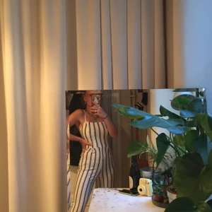 Jumpsuit - Jättefin jumpsuit från Bershka, köpt i London💖 Säljer den då den inte kommer till användning längre💗 Frakt tillkommer eller så kan jag mötas upp i Stockholm