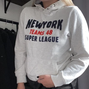 Grå textad hoodie storlek s - Ljus grå hoodie från L.O.G.G. Gammal hoodie har använts ganska mycket. Den har en ficka på framsidan 