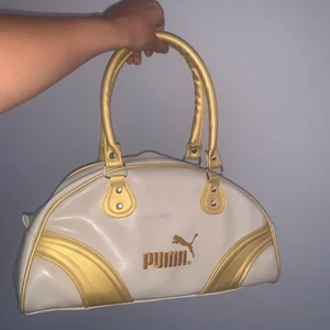 Puma väska - Skiiit snygg retro puma handväska. Har en liten fläck som syns betydligt mer på bilden än i verkligheten. Annars riktigt fin💗