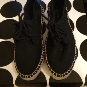  - Skor från HM.
Frakt tillkommer. 