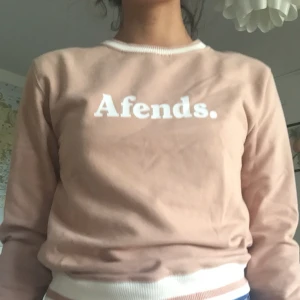  - Superfin tröja med lite tjockare mjukt innertyg  Fin kvalite och skick  Inköpt Australien, nypris 600kr Frakt 63kr 