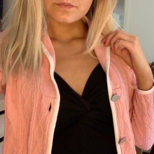 Kofta från Bondelid - Knappt använd rosa kofta från bondelid i storlek M men passar även för personer med S