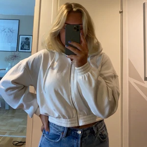 Vit kort hoodie - Säljer min vita korta hoodie som jag köpt på Gina Tricot, den går att stylea på många olika sätt och är såå skön!! Storlek M