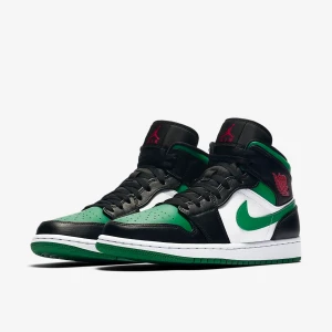 Air Jordan 1 mid - Air Jordan 1 Pine green. Skit snygga skor som passar till de mesta! Är i storlek 40 men passar bra om man har storlek 39!