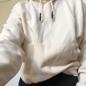 Crémefärgad hoodie  - Hoodie från Zara som är crémefärgad. Storlek S. Sparsamt använd