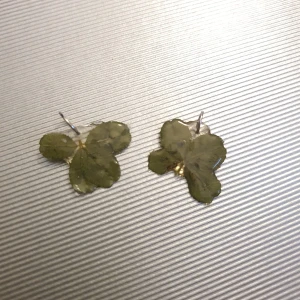 Fyrklövs hängen  - Två handgjorda hängen med äkta fyrklöver och ingen ram runt 30kr st och 10kr i frakt 