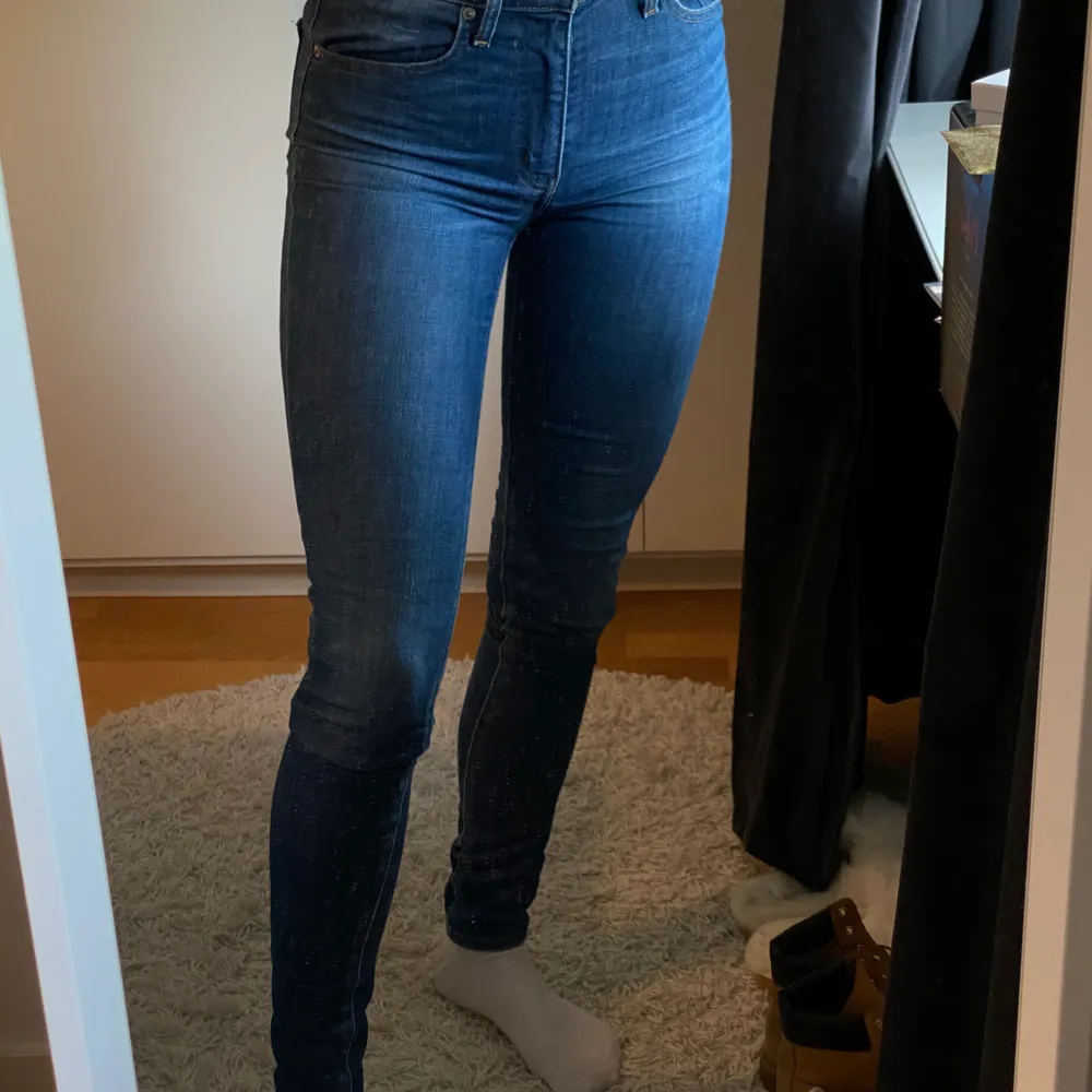 Tighta jeans från Levis som ALDRIG kommer till användning . Jeans & Byxor.