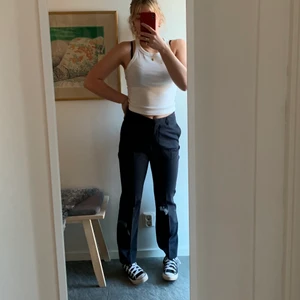 Acne kostymbyxa - Snygga kostymbyxor från Acne i rakmodell, 100% ull. Nypris 2400:-. Använda men i bra skick! Fina och trendiga nu till våren!