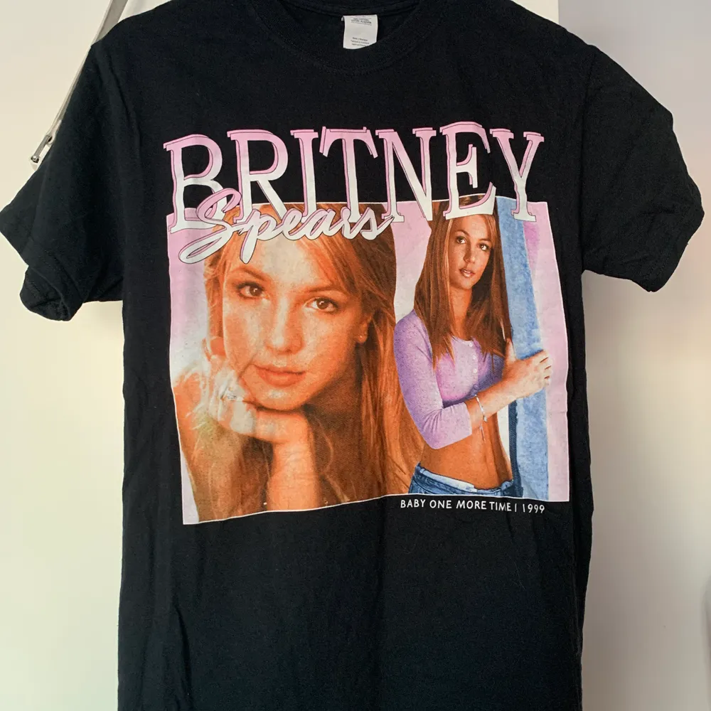 Britney Spears T-shirt köpt på beyond retro, storlek s. Som ny, har mest legat i garderoben:( priset kan diskuteras men frakt tillkommer och vid många intresserade kan det bli budgivning💘🌙🥰. T-shirts.