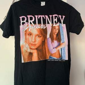Britney Spears T-shirt köpt på beyond retro, storlek s. Som ny, har mest legat i garderoben:( priset kan diskuteras men frakt tillkommer och vid många intresserade kan det bli budgivning💘🌙🥰