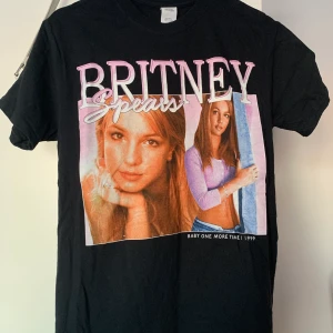 Britney T-shirt - Britney Spears T-shirt köpt på beyond retro, storlek s. Som ny, har mest legat i garderoben:( priset kan diskuteras men frakt tillkommer och vid många intresserade kan det bli budgivning💘🌙🥰