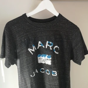 Marc Jacobs tshit  - Buda gärna eller 200 direkt 