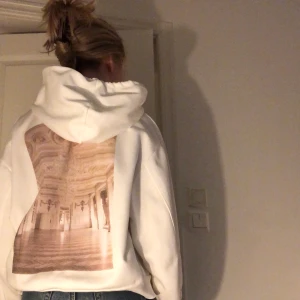 White vintage hoodie - Säljer min jättefina vita hoodie med snyggt tryck på ryggen. Jättebra kvalitet. Inte längre tillgänglig på zara. Om ni undrar över något är det bara att fråga! Buda i kommentarerna eller köp direkt för 400 kr+frakt! Högsta bud: 335 kr+frakt🔥