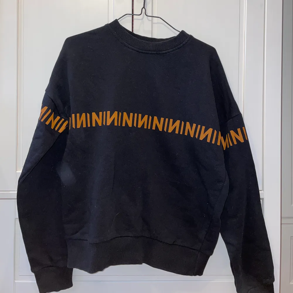 Sweatshirt från nakd. Köpt för 399kr. Nyskick. Storlek xs men är stor i storleken! Finns inte på hemsidan längre! Frakt tillkommer men pris kan diskuteras! Kolla min sida för att köpa paketpris.. Tröjor & Koftor.