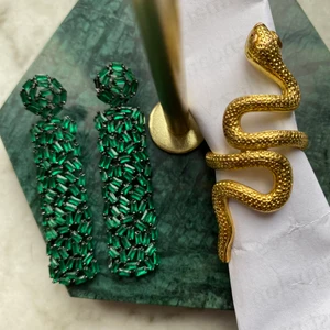 Ring och örhängen  - Så himla snygga örhängen från pearls for girls, orm ring från by Anastasia! Ringen är i storlek M. Örhängena köptes för 400kr säljer för 100, ringen köptes för ca 100kr och säljer för 50 ☺️