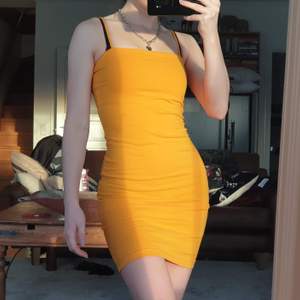 Jättefin gul klänning från Gina i strl XS. Den har endast använts enstaka gånger, så i väldigt bra skick. Säljer då den inte längre används. Köp för 70 kr, köpare står för frakt. ❤️ 