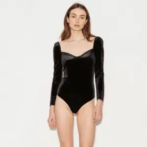 Black velvet square neck bodysuit with puff sleeves from Paige. Never worn, like new. Price new 1100 SEK.