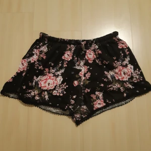 Blommiga shorts - Stretchiga