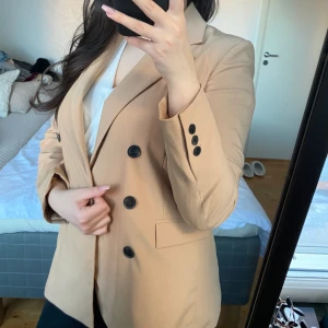 Mango kavaj beige - Intressekoll på min beige-färgade kavaj från mango, aldrig använt denna! Strl 38, passar S-M och XS om man vill ha den oversized💞