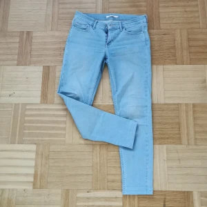 Levi's jeans  - Levi's Jean's ljus blå med stretch, super sköna, låg midja.Fri frakt 